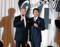 一緒に歌う山本譲二（右）と吉幾三＝東京・表参道