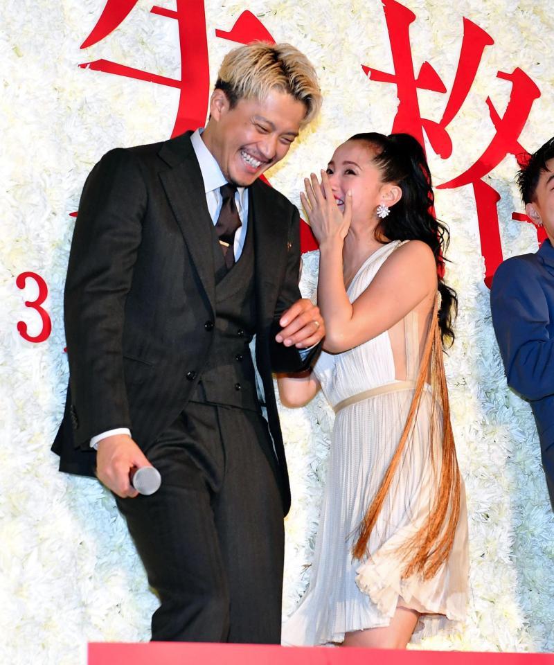 演出に驚き、小栗旬に近寄る沢尻エリカ（右）＝東京都千代田区の丸の内ピカデリー（撮影・出月俊成）