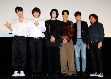 日本デビュー１０年の歩みが映画になったＳＵＰＥＲＮＯＶＡと園田俊郎監督（右）＝東京・有楽町