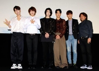 日本デビュー１０年の歩みが映画になったＳＵＰＥＲＮＯＶＡと園田俊郎監督（右）＝東京・有楽町