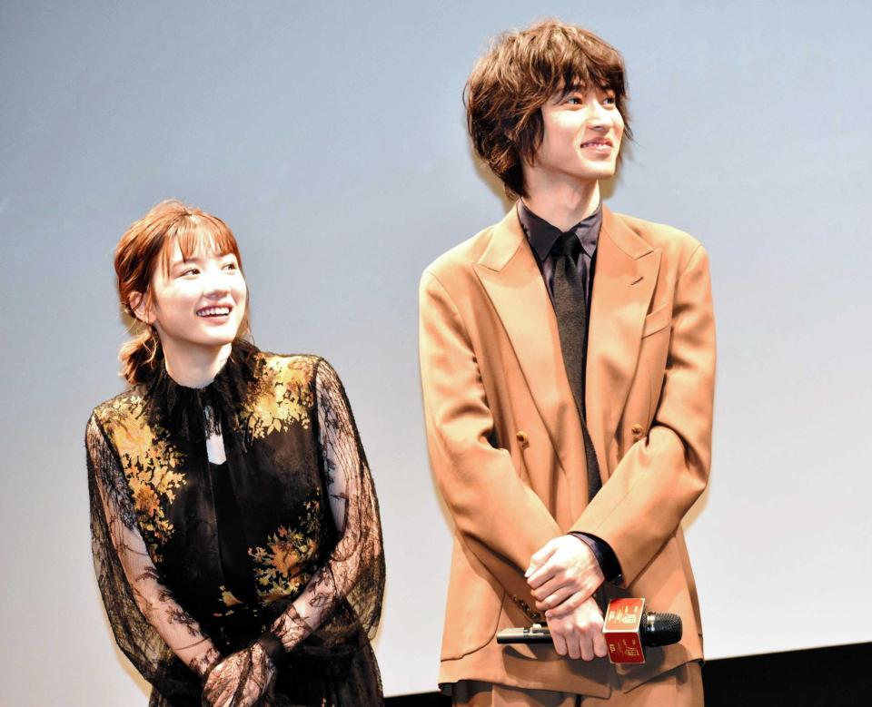 　イベントに登場した永野芽郁（左）、山崎賢人＝東京・豊洲ＰＩＴ