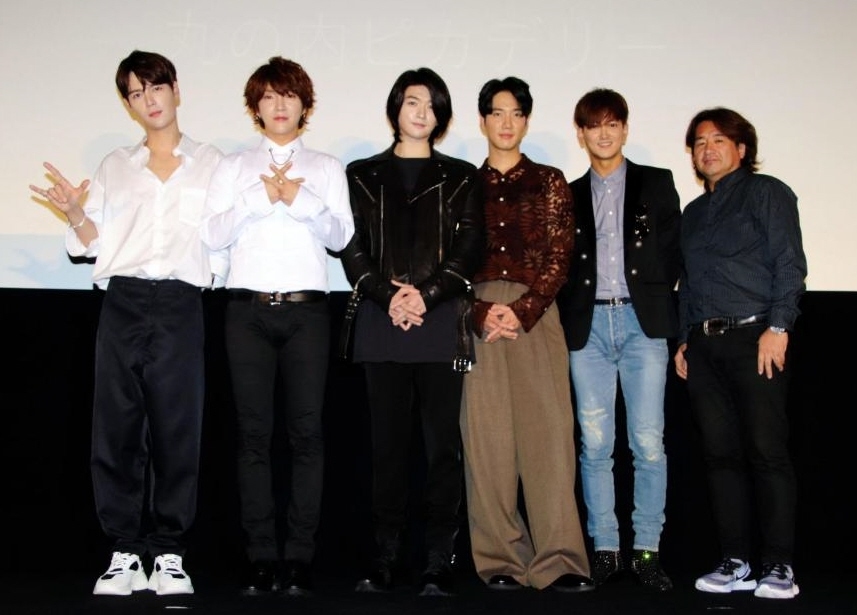 日本デビュー１０年の歩みが映画になったＳＵＰＥＲＮＯＶＡと園田俊郎監督（右）＝東京・有楽町