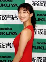 お渡し会を行った小倉優香＝東京・福家書店新宿サブナード店