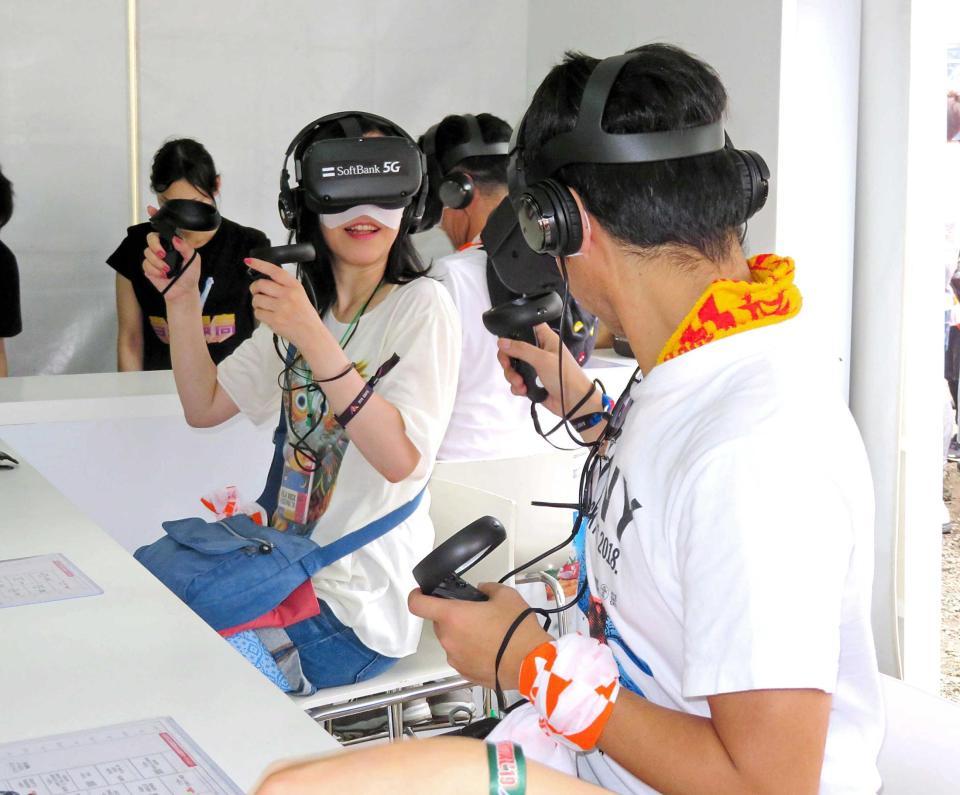 　ブースで未来型の音楽体験を楽しむ来場者＝新潟・苗場スキー場