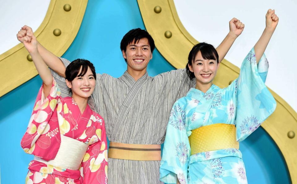 　ガッツポーズで笑顔を見せる（左から）河出奈都美アナ、大町怜央アナ、杉原凜アナ＝日本テレビ（撮影・開出牧）