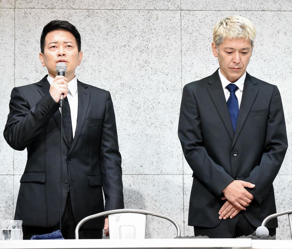 　会見で謝罪する宮迫博之（左）と田村亮＝２０日