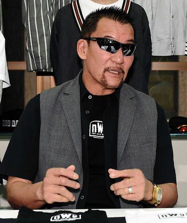 記者会見で吉本興業の騒動について語る蝶野正洋＝東京・アリストトリスト　