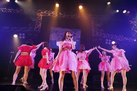 ライブツアーを完走したアップアップガールズ（２）。卒業する橋村理子（中央）が熱唱した＝都内