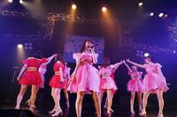ライブツアーを完走したアップアップガールズ（２）。卒業する橋村理子（中央）が熱唱した＝都内