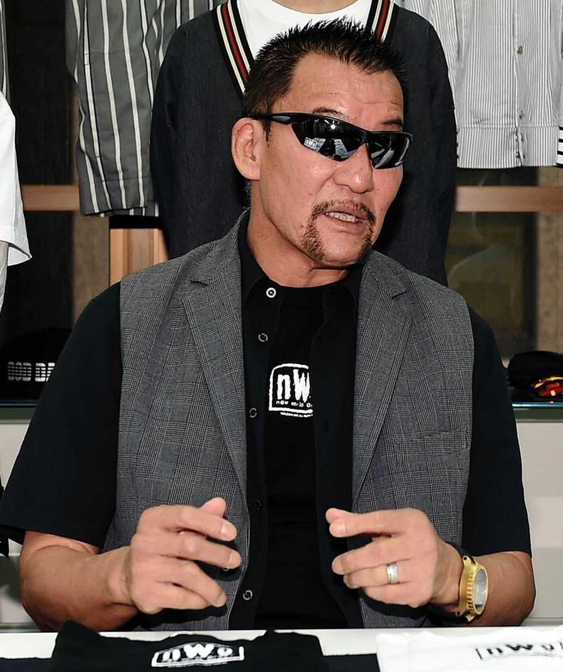 記者会見で吉本興業の騒動について語る蝶野正洋＝東京・アリストトリスト　