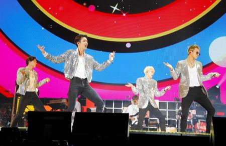 　熱のこもったパフォーマンスでファン１万人を盛り上げたＷＩＮＮＥＲ＝千葉・幕張メッセ