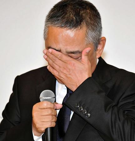 　会見で涙を見せる吉本興業・岡本社長＝２２日