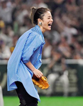 　始球式で岡島秀樹氏の“ノールック投球”を披露し笑顔の石原さとみ＝東京ドーム（撮影・開出牧）