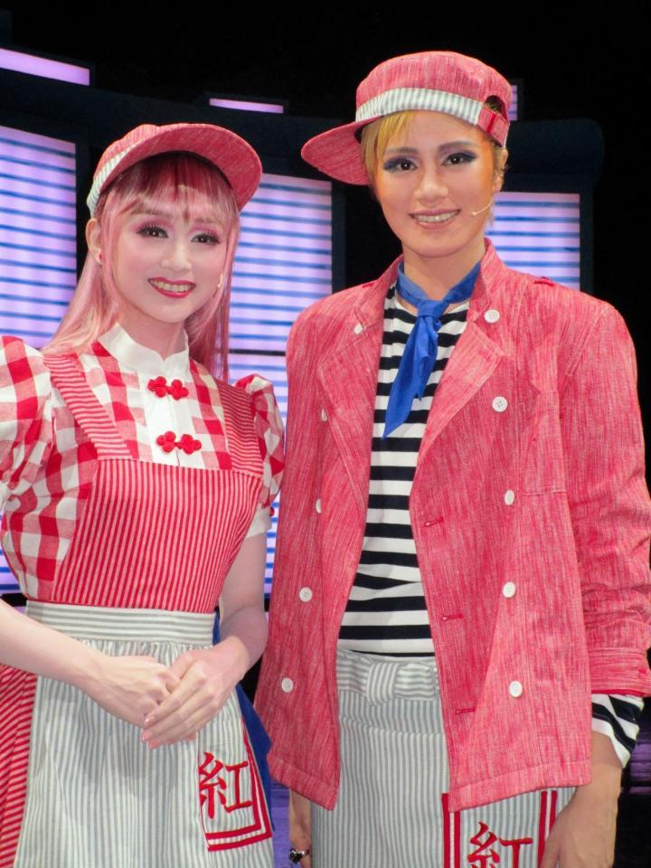 星組新人公演「ＧＯＤ　ＯＦ　ＳＴＡＲＳ－食聖－」に主演した天飛華音（右）とヒロインの舞空瞳＝兵庫・宝塚大劇場
