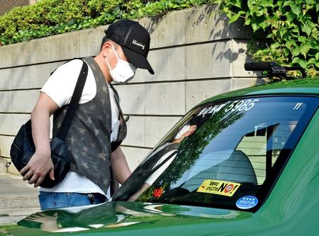 　自宅から出て車に乗り込む宮迫博之＝都内