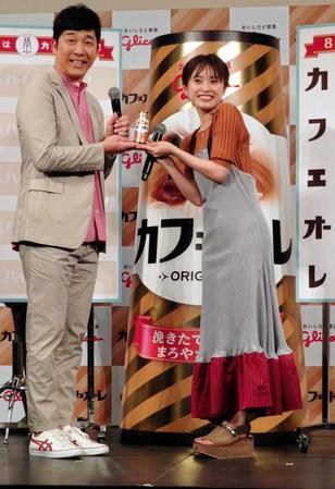 夫婦円満をアピールしたあべこうじ（左）＆高橋愛夫妻＝東京・恵比寿