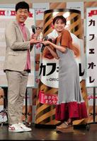 夫婦円満をアピールしたあべこうじ（左）＆高橋愛夫妻＝東京・恵比寿