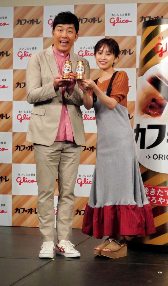 夫婦円満をアピールしたあべこうじ（左）＆高橋愛夫妻＝東京・恵比寿