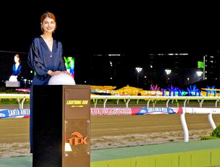 　新ナイター照明点灯式のスイッチを押すマギー＝大井競馬場