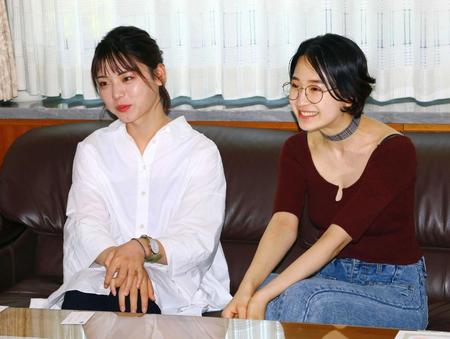 　ふるさと親善大使の島根県版「遣島使」を委嘱され、笑顔を見せる井手上漠（左）とめがねさん