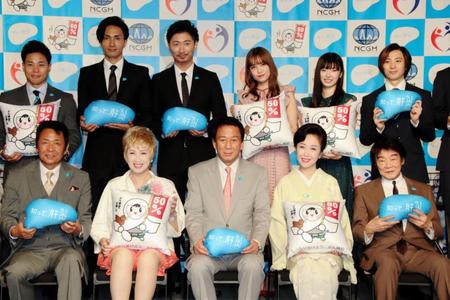 肝炎やがんの検診の大切さを訴えた（前列左から）山本譲二、瀬川瑛子、杉良太郎、伍代夏子、田辺靖雄＝東京・六本木