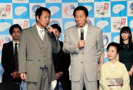 肝炎やがんの検診の大切さを訴えた山本譲二（左）と杉良太郎＝東京・六本木