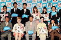 肝炎やがんの検診の大切さを訴えた（前列左から）山本譲二、瀬川瑛子、杉良太郎、伍代夏子、田辺靖雄＝東京・六本木