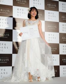 吉岡里帆 ウエディングドレス姿を披露 理想のお相手は「肝っ玉の据わっ