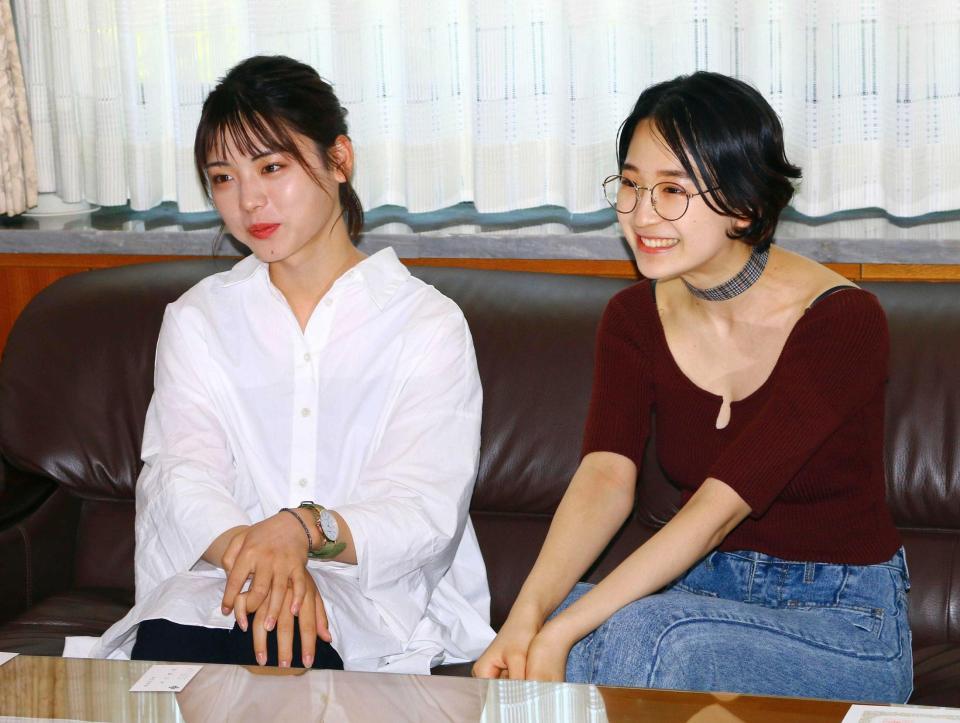 　ふるさと親善大使の島根県版「遣島使」を委嘱され、笑顔を見せる井手上漠（左）とめがねさん