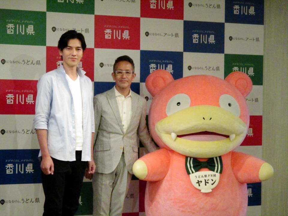 　「うどん県。それだけじゃない香川県」プロジェクト「絵になる県、うどん県」プロモーション映像発表会に出席した（左から）要潤、宮本亜門氏、ヤドン＝東京・八芳園