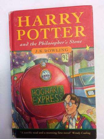 　７月３１日、英国で落札された小説「ハリー・ポッターと賢者の石」の初版本（英ＰＡ通信＝共同）