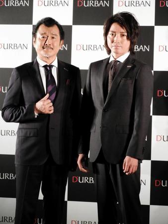 スーツ姿で登場した吉田鋼太郎（左）と藤原竜也＝都内