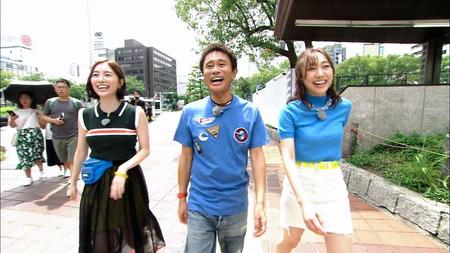 　相方のＳＫＥ４８・松井珠理奈（左）、須田亜香里（右）と笑顔で歩くダウンタウン・浜田雅功