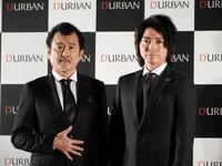 スーツ姿で登場した吉田鋼太郎（左）と藤原竜也＝都内