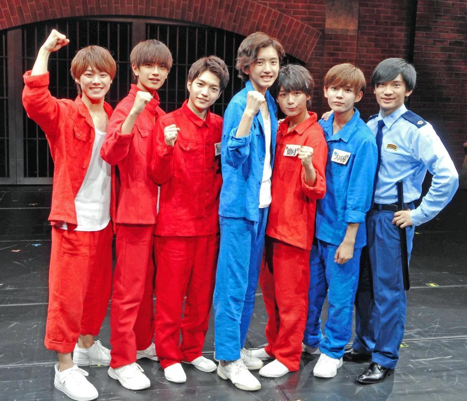 　なにわ男子の（左から）大橋和也、高橋恭平、西畑大吾、道枝駿佑、大西流星、長尾謙杜、藤原丈一郎＝大阪松竹座