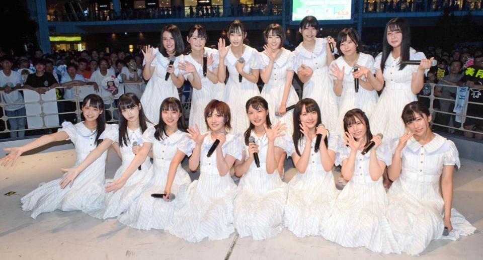 　新曲の発売記念イベントを行ったＳＴＵ４８の岡田奈々（前列左から４人目）、瀧野由美子（同５人目）ら＝川崎市内