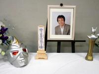 「石田信之を偲ぶ会」の祭壇に飾られた石田さんの遺影とミラーマンのマスク＝東京タワーメディアセンター内スタジオヴィーナス