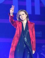 ファンの声援に手を上げるＹＯＳＨＩＫＩ＝パシフィコ横浜（撮影・園田高夫）