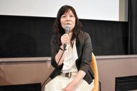 トークをする井上麻矢氏＝東京・松竹試写室