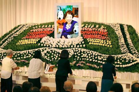 　田辺聖子さんの「お別れの会」で献花する参列者ら