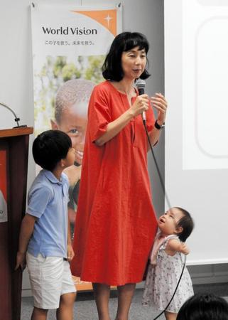 サマースクールに参加した東尾理子（中央）と長男の理汰郎くん（左）と次女のつむぎちゃん＝都内
