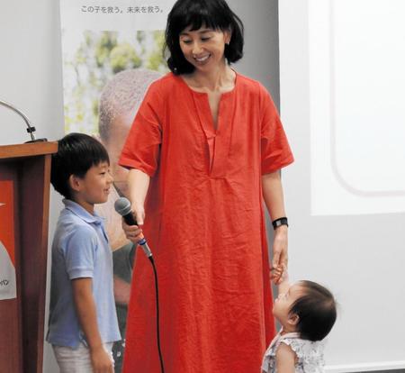 サマースクールに参加した東尾理子（中央）と長男の理汰郎くん（左）と次女のつむぎちゃん＝都内