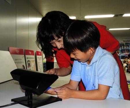 長男の理汰郎くん（手前）とサマースクールに参加した東尾理子＝都内