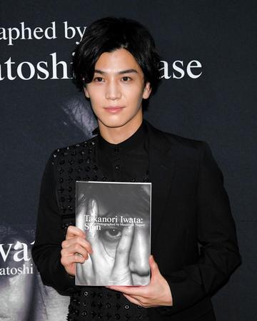写真集「Ｓｐｉｎ」（俳優で写真家の永瀬正敏が撮影）の発売イベントを行った岩田剛典＝東京・南青山（撮影・堀内翔）
