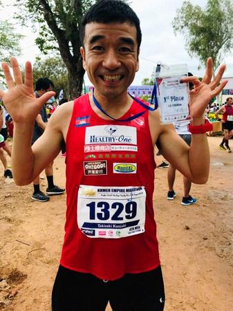 優勝を喜ぶ猫ひろし