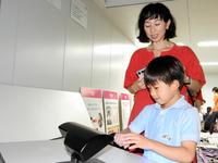 長男の理汰郎くん（手前）とサマースクールに参加した東尾理子＝都内