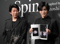 写真集「Ｓｐｉｎ」のお気に入りショットを披露する岩田剛典。左は撮影した俳優で写真家の永瀬正敏＝東京・南青山（撮影・堀内翔）