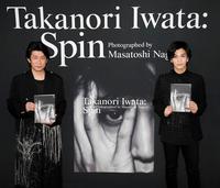 写真集「Ｓｐｉｎ」発売イベントを行った岩田剛典。左は撮影者の俳優で写真家の永瀬正敏＝東京・南青山（撮影・堀内翔）
