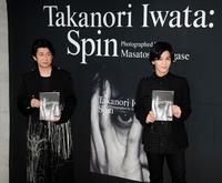 写真集「Ｓｐｉｎ」の発売イベントを行った岩田剛典。左は撮影した俳優で写真家の永瀬正敏＝東京・南青山（撮影・堀内翔）