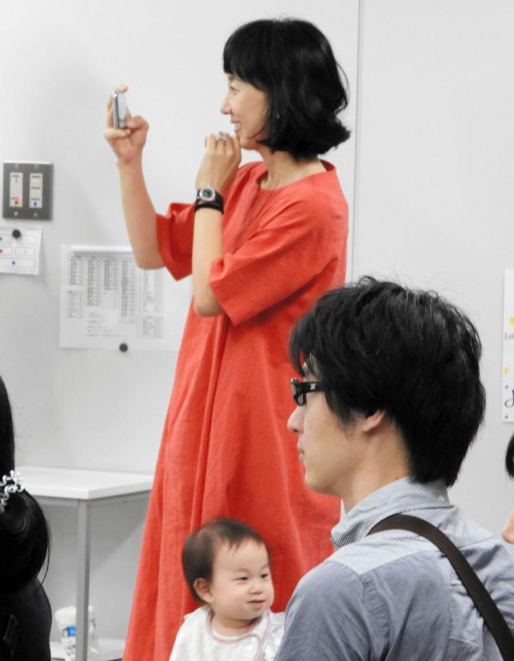 長男・理汰郎くんが発表する姿を見守る東尾理子と次女のつむぎちゃん（中央下）＝都内